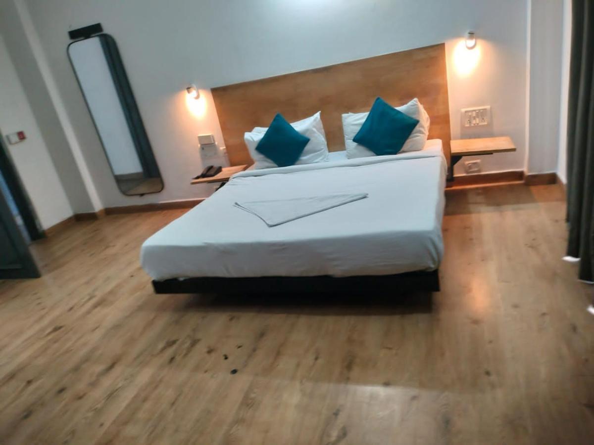 Divine Inn Couple Friendly Hotel Near Sector 51 Metro Station Noida Exterior photo